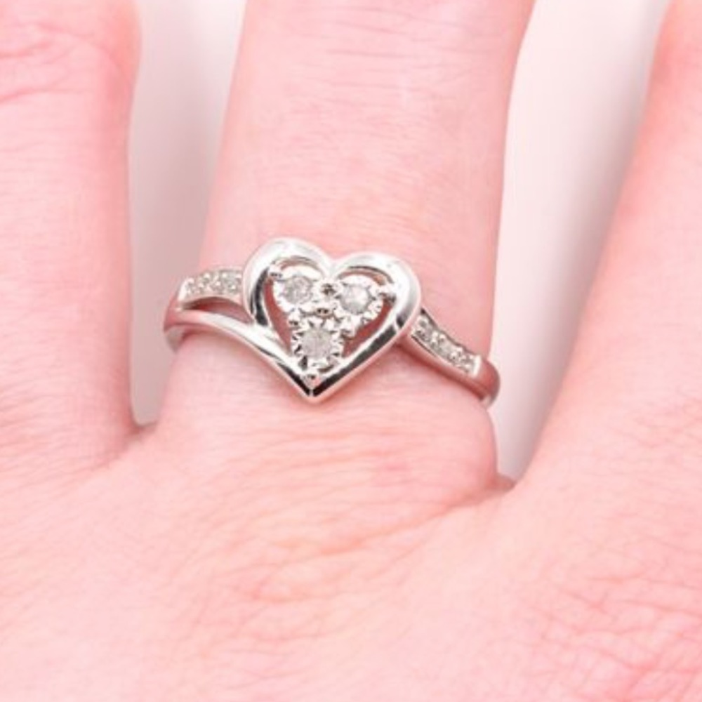 1/6 Carat Diamond Heart 10K White Gold Ring Size 7 - Picture 1 of 5